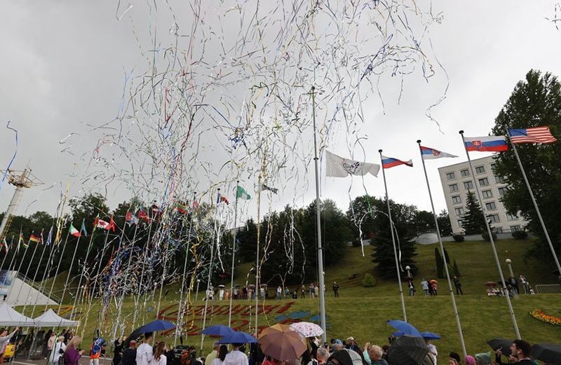 Флаги государств-участников фестиваля во время церемонии поднятия флага «СЛАВЯНСКОГО БАЗАРА В ВИТЕБСКЕ», 2022 год