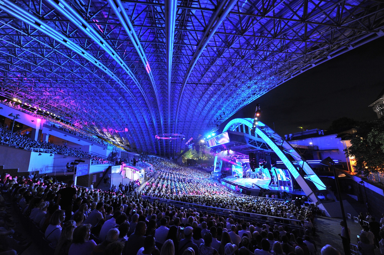 Летний амфитеатр во время вечернего концерта, 2022 год